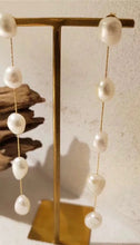Charger l&#39;image dans la galerie, Les boucles d&#39;oreilles pendantes en perles d&#39;eau douce « Skye »

